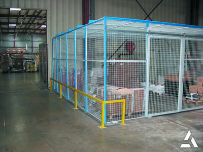 Zone de stockage securisee avec cloison grillagee dans un entrepot industriel pour protéger marchandises et matériel